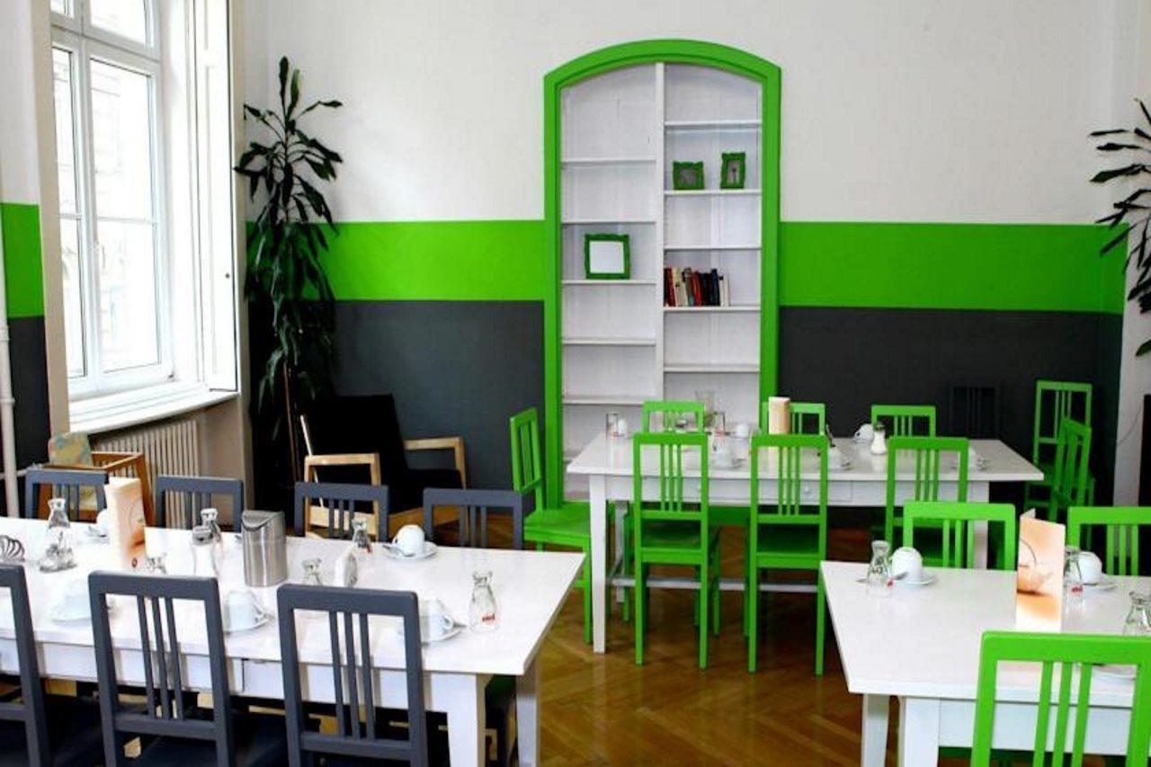 Ostello & Kaiser 23 *