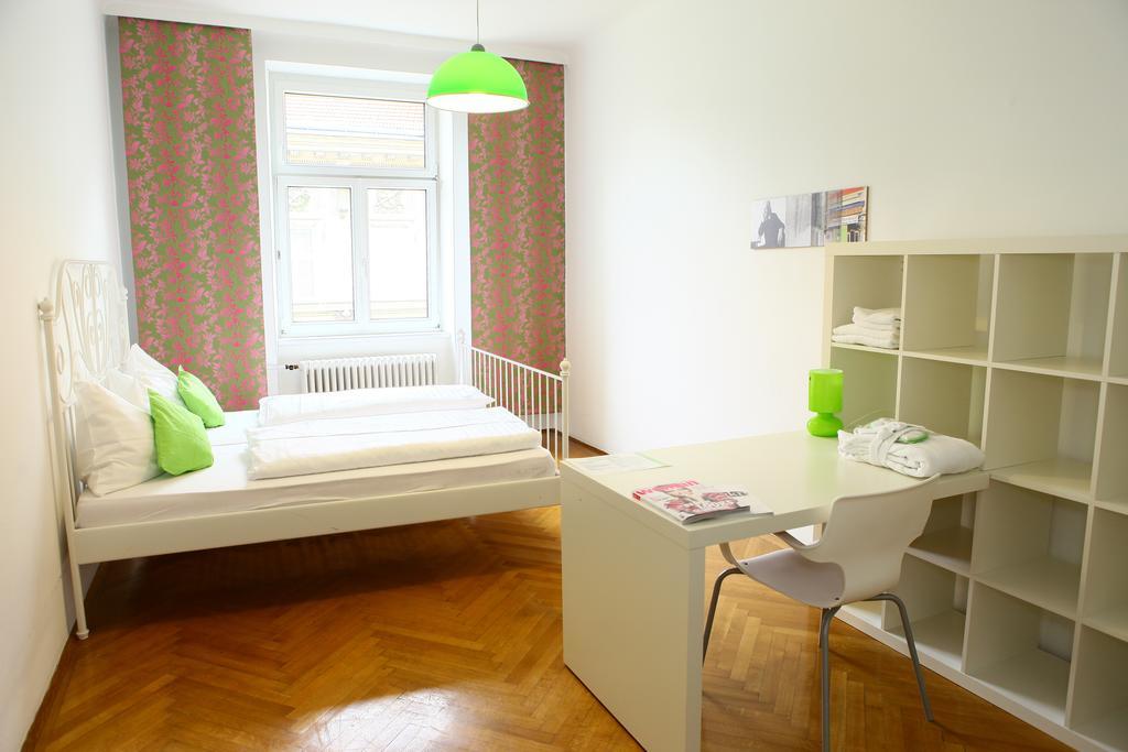 Ostello & Kaiser 23 *
